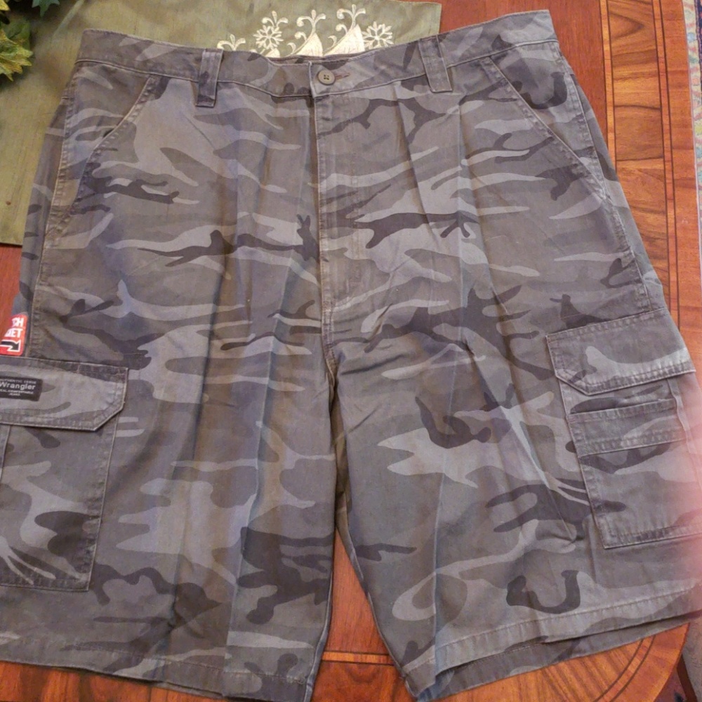 Wrangler camp cargo shorts